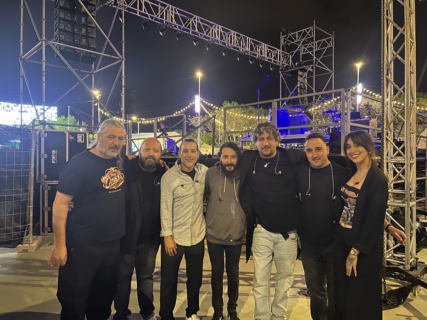 Banda completa de Por Camela en directo: piano, teclado, batería, percusión, guitarra y voces