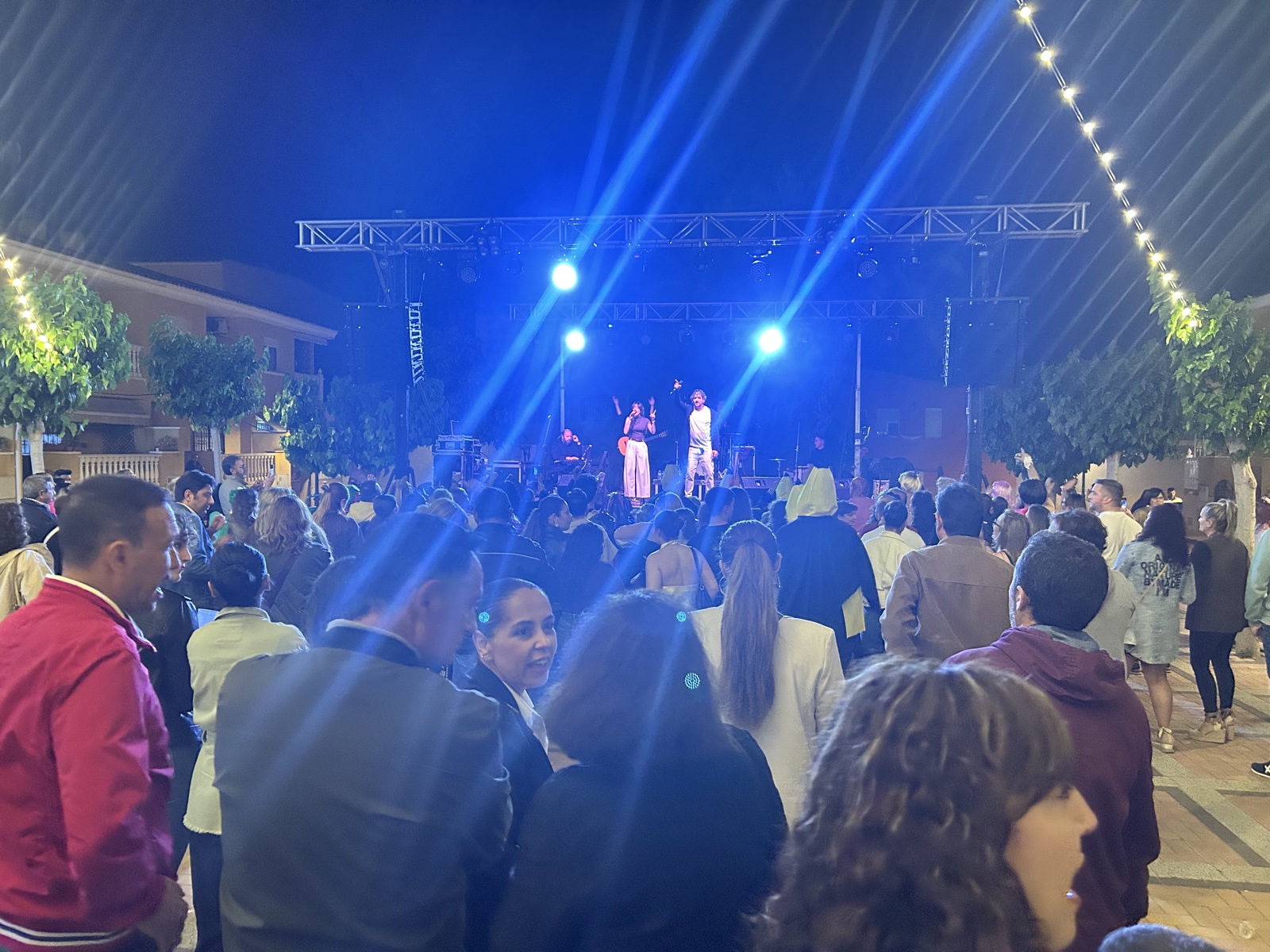 Por Camela en concierto, escenario y público en plaza