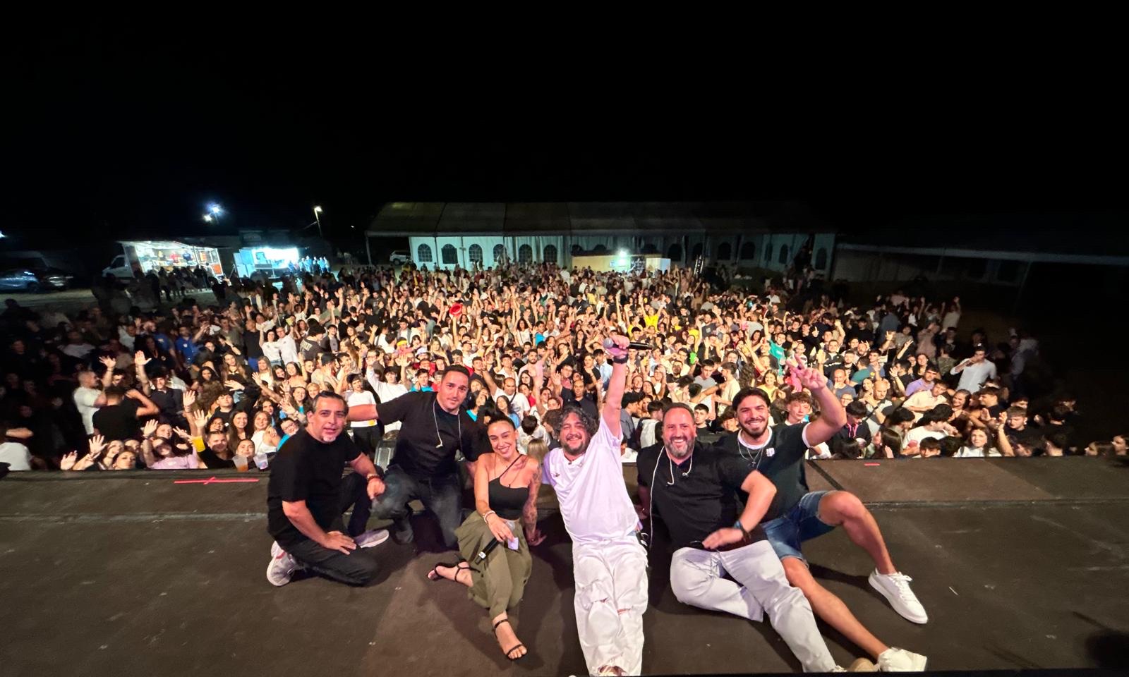 Por Camela y toda la banda con el público al completo en un concierto de verano de noche