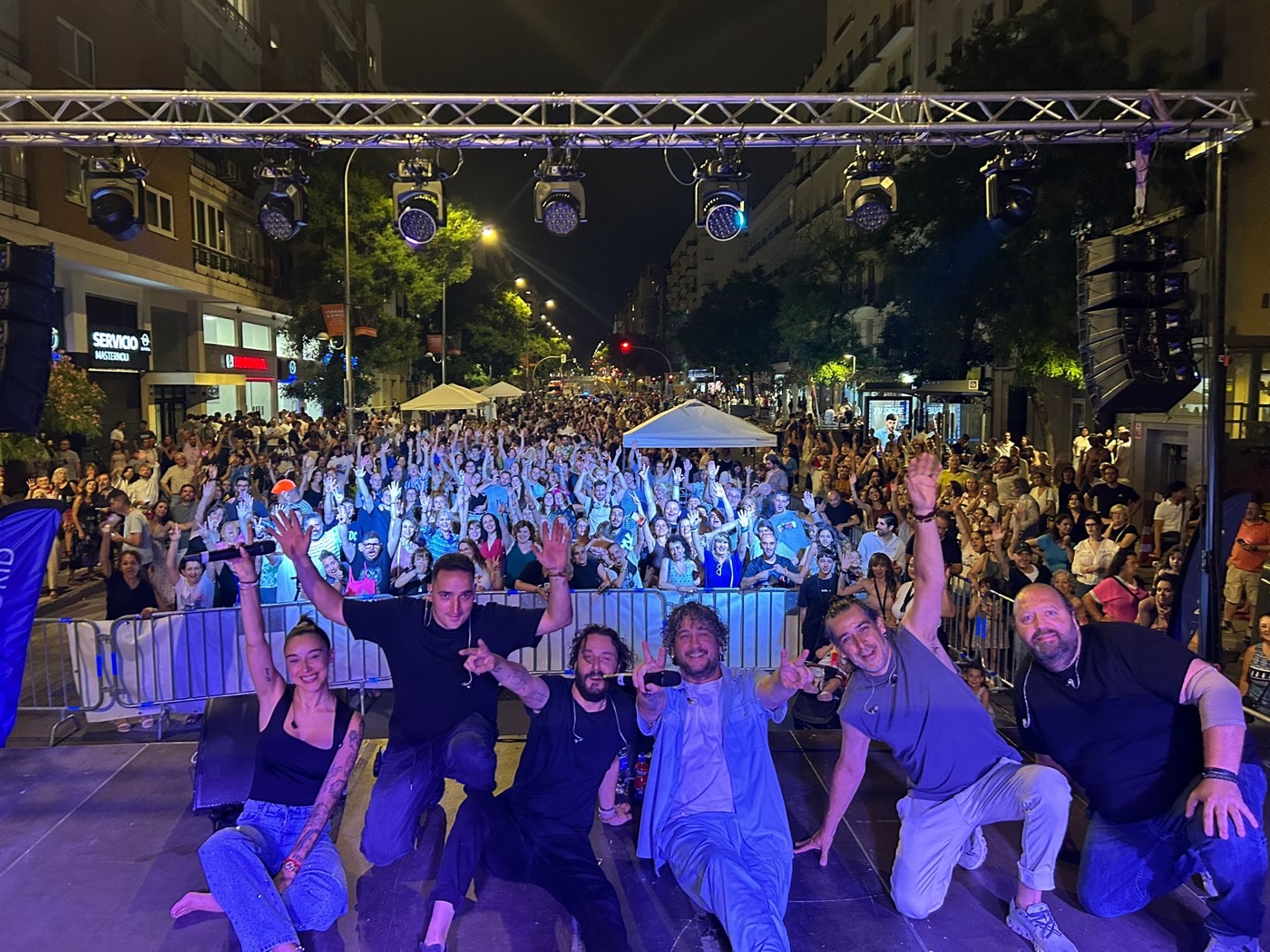 Por Camela y el público al completo en un concierto de calle