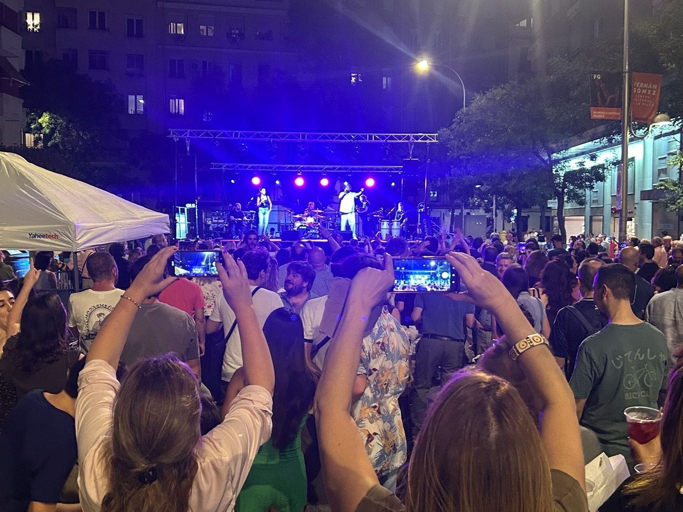 Público grabando el concierto de Por Camela con el móvil