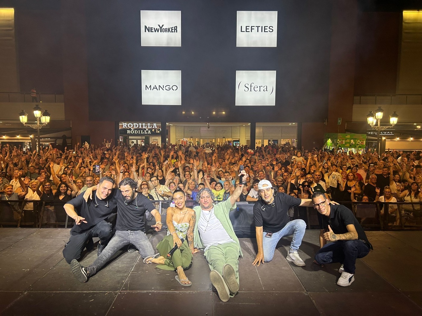 Por Camela y su banda con la plaza llena en un concierto en un centro comercial
