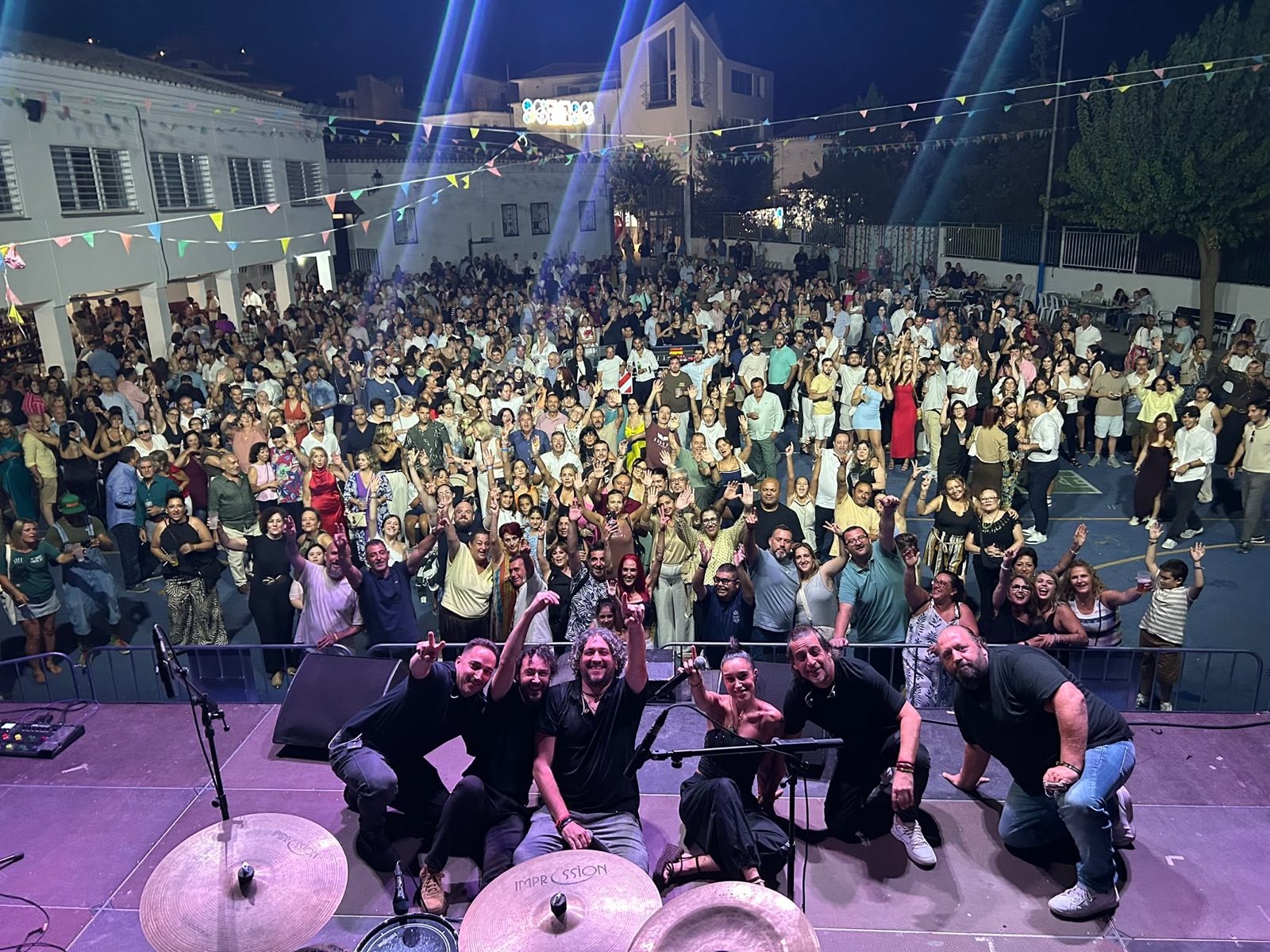 Por Camela con la plaza a rebosar bailando durante un concierto nocturno