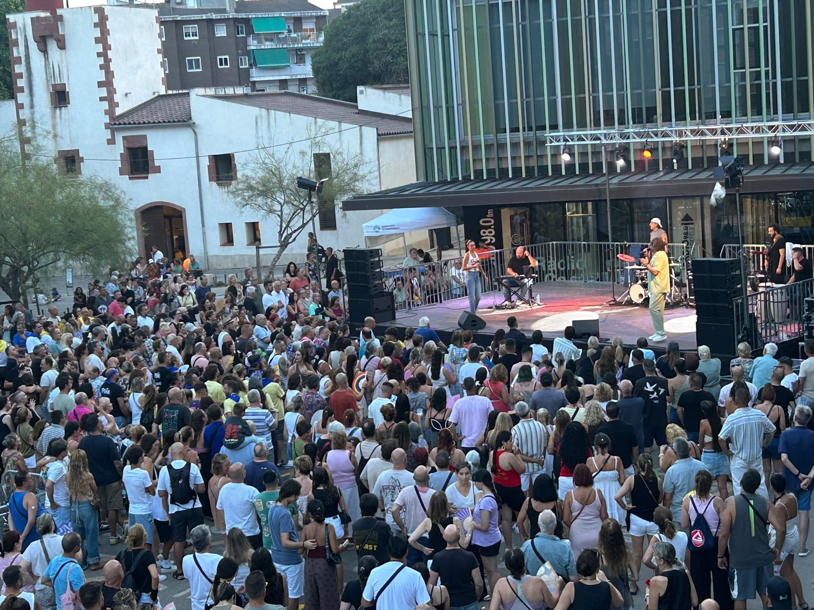 Por Camela actuando de tarde junto a un estudio de radio con el público en la calle