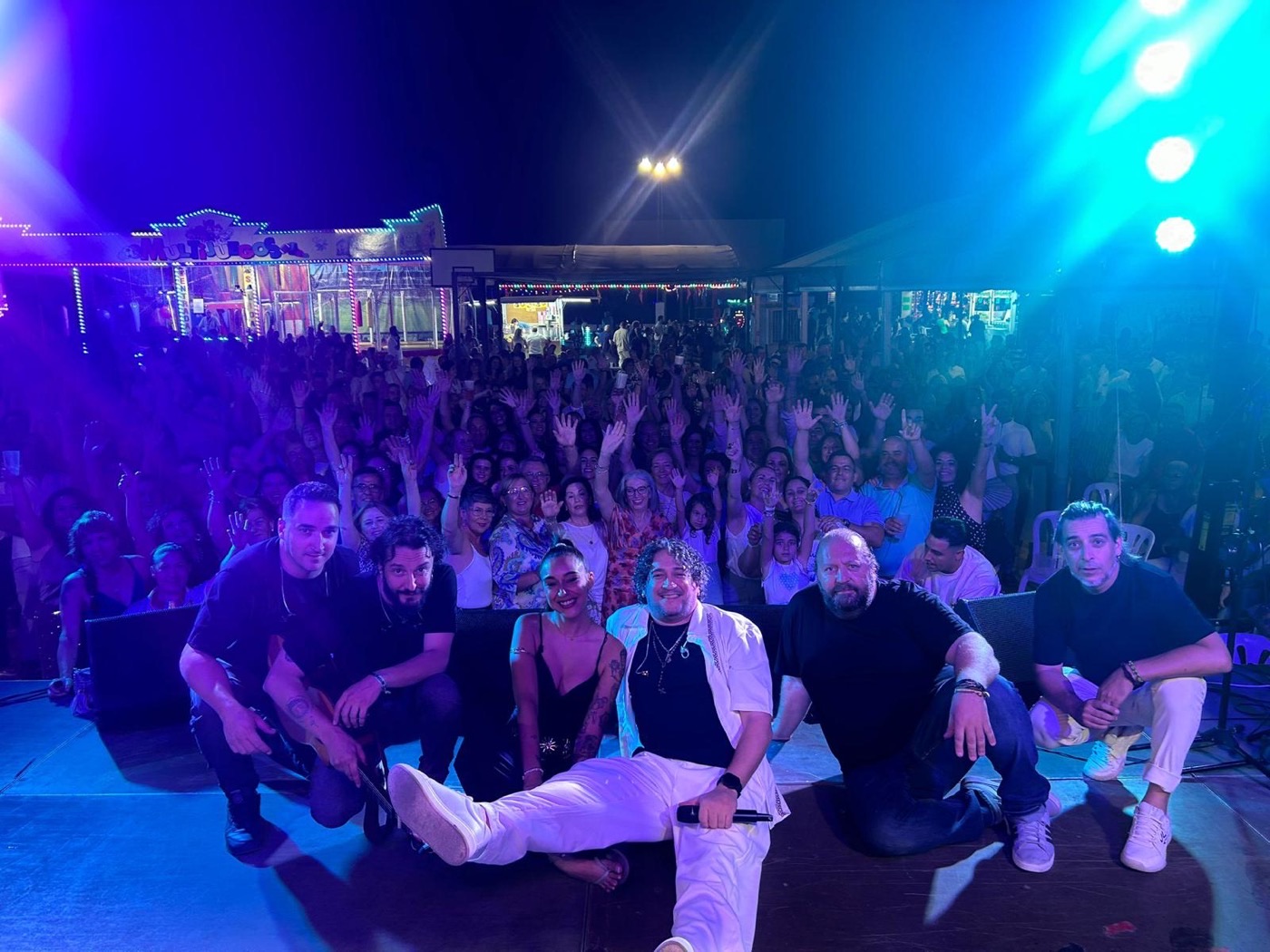 Por Camela en una feria de noche con el público al completo