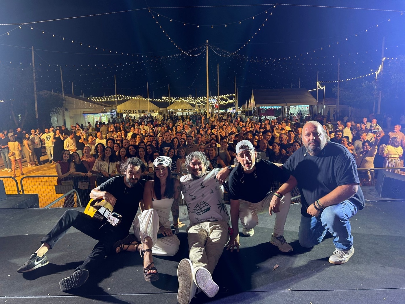Por Camela en unas fiestas, con el público y la caseta al fondo